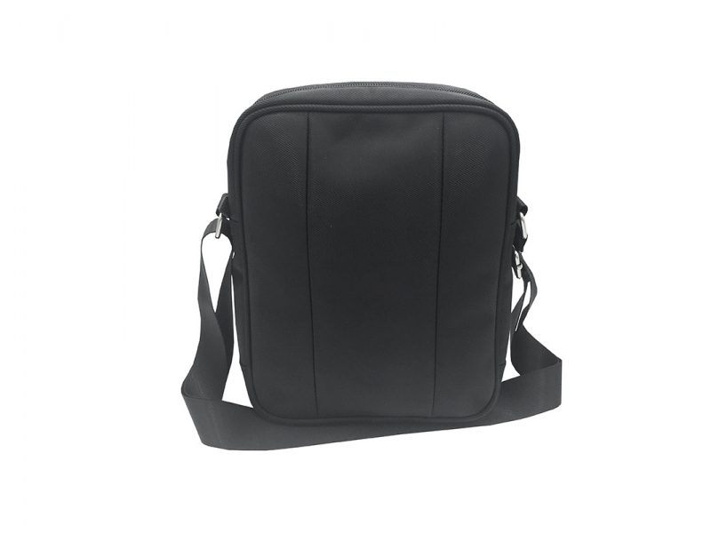 Men cross body bag in black front