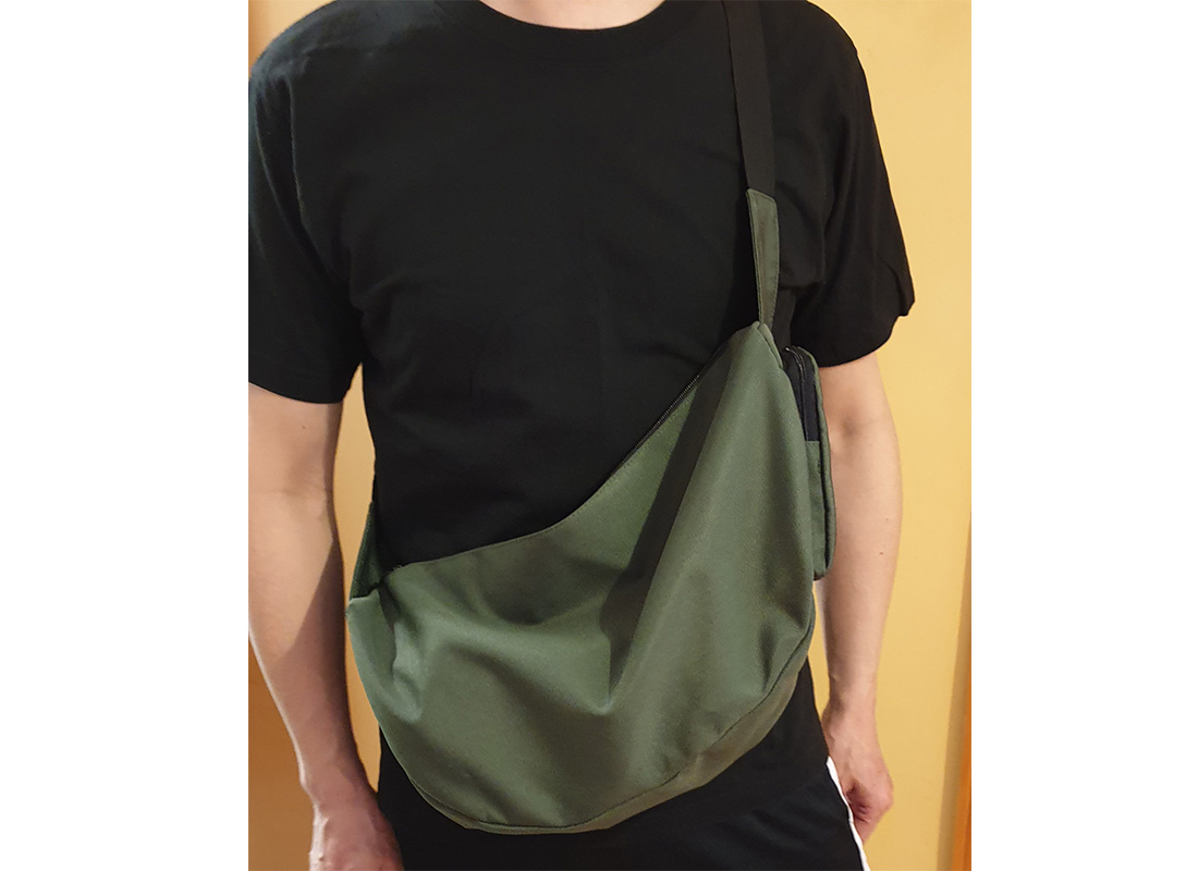 Crossbody shoulder bag 21010 military green with model 1